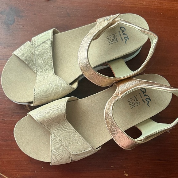 Ara Shoes - Ara High Soft Sandals in Cream and Gold Size 8/39